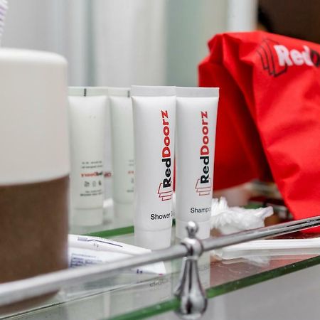 Reddoorz Plus Near Green Pramuka Square Mall Jakarta Luaran gambar